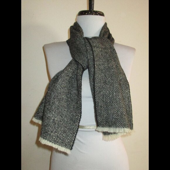 Vintage Hattie Carnegie New York Herringbone Wool Scarf Wool Spun in Scotland - Picture 2 of 6
